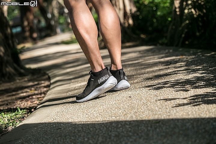 輕盈的飛翔跑感  Hoka One One 「Hupana」跑鞋開箱分享