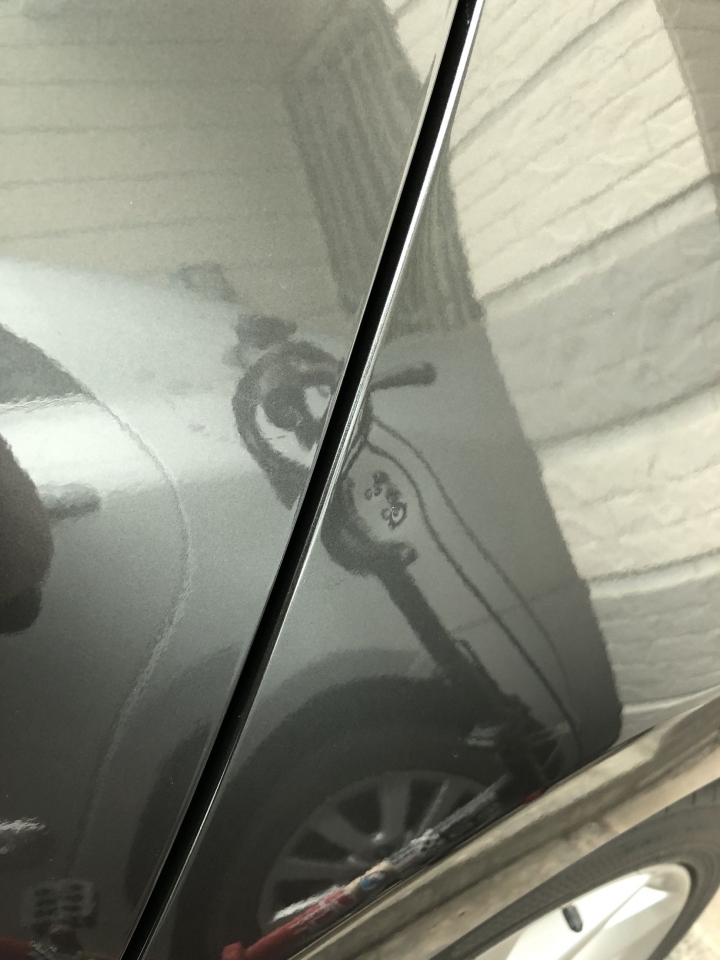 請教各位車友，這樣的鈑金凹陷有辦法自己處理嗎？