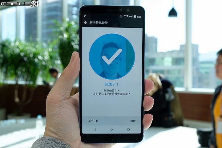 差別在前雙鏡頭！搭18:9螢幕、擠壓邊框與大電量的hTC U11 EYEs發表小試