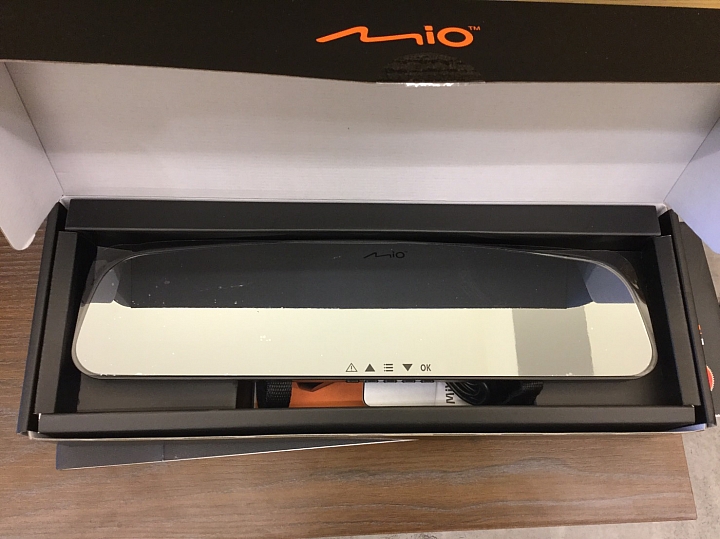 開箱 MiVue™ R62 GPS後視鏡行車記錄器