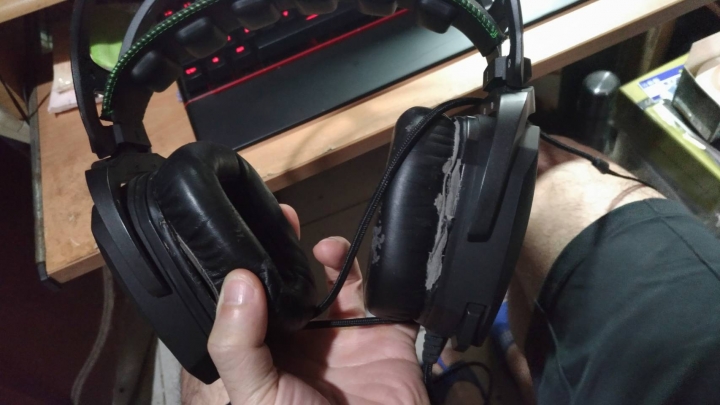 我的RAZER電競耳機脆化了@@