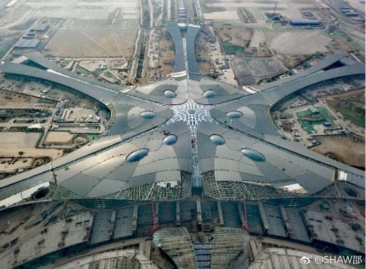 （图）北京新机场航站楼已实现功能性封顶封围