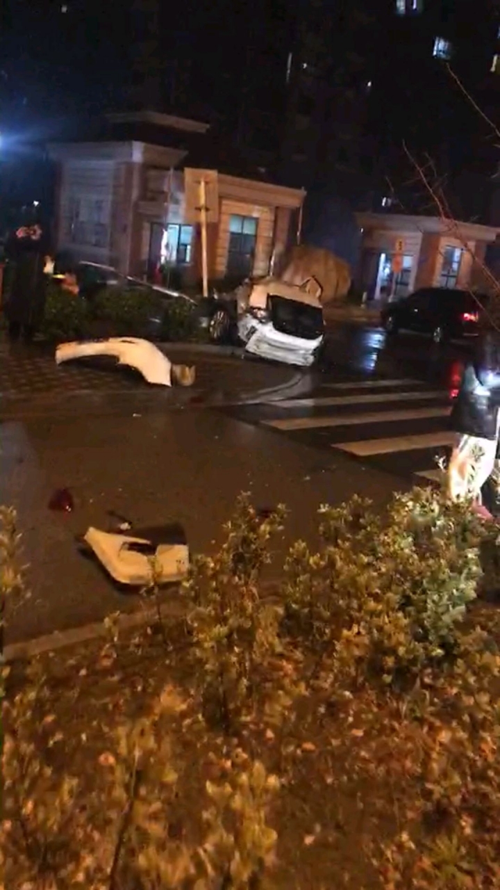 江苏常熟一辆V40被一辆S6撞成两截