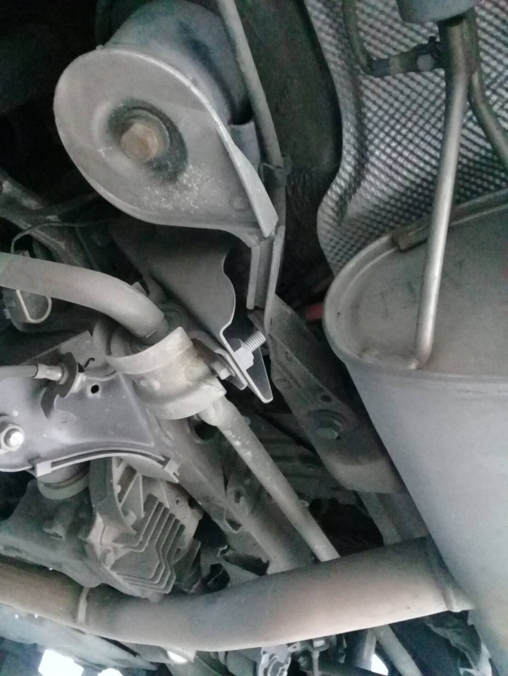 請問BMW X5 E70 這斷裂的是甚麼? 有人知道嗎?