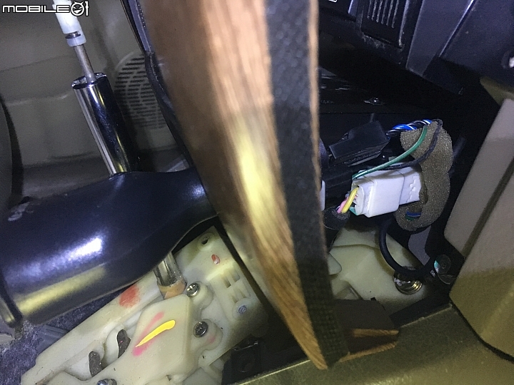 汽車點菸器塑膠脆化維修---(圖多)