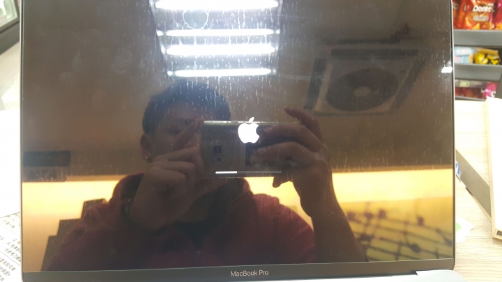 求救 Macbook pro A1708 鋼化玻璃有水波紋