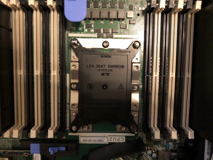 果然是一台能夠插好插滿的……伺服器，Lenovo ThinkSystem SR650