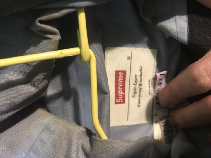 麻煩各位神人大大 求驗supreme 魚尾 外套 拜託了 謝謝