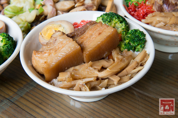 【台南美食】從後甲黃昏市場到店面｜古早味封肉｜滷豬腳｜蹄膀飯｜藥膳排骨湯~聚福香古早味