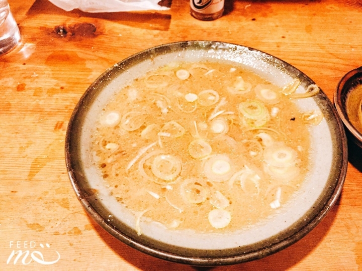 【日本在地美食｜新宿】先煮再烤，背叛視覺效果的驚人美味串燒