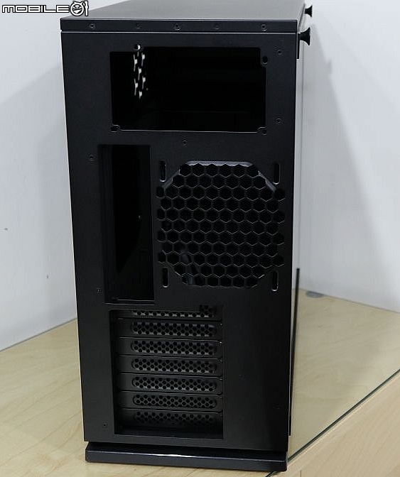 [開箱] 迎廣 In Win 102 極簡風美觀入門玻璃機殼