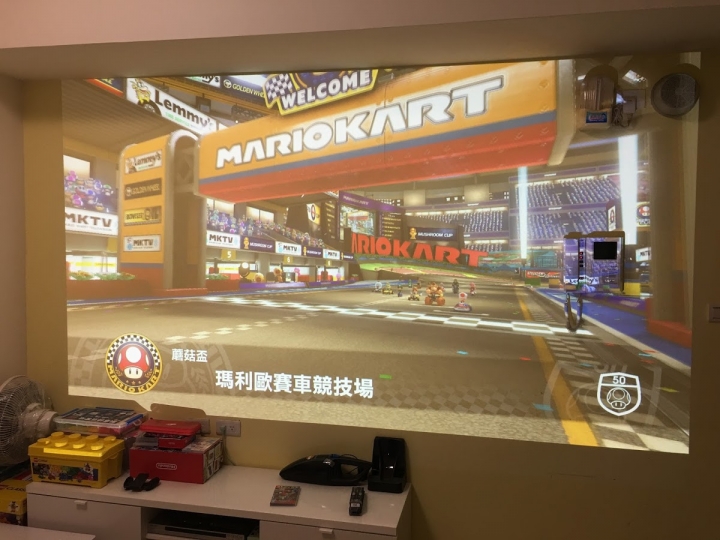 投影機150吋玩NS遊戲小孩已回不去了