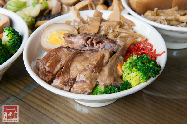 【台南美食】從後甲黃昏市場到店面｜古早味封肉｜滷豬腳｜蹄膀飯｜藥膳排骨湯~聚福香古早味