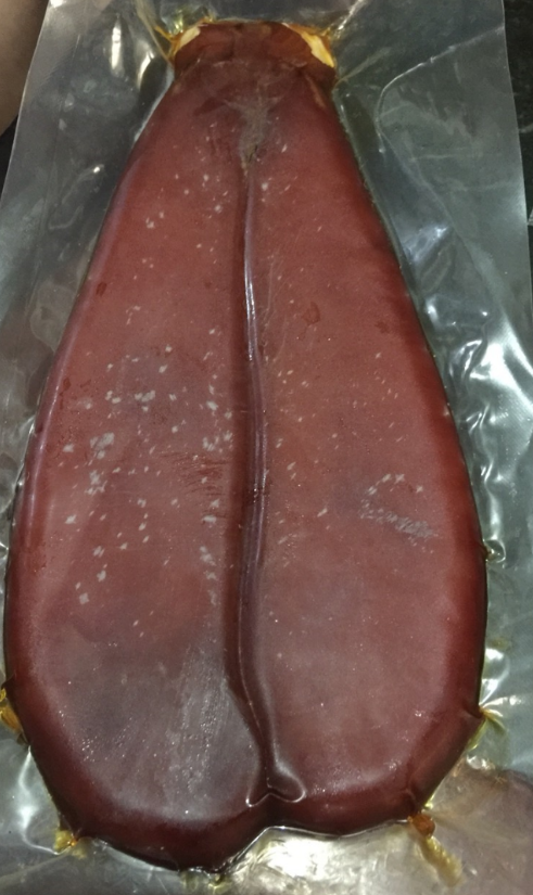 請問這烏魚子上面的白色點點是發霉了嗎