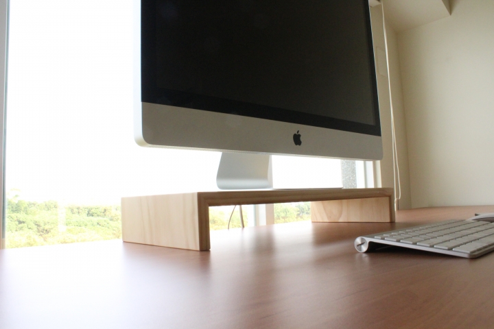 Puton 開箱，結合無線充電的原木電腦底座