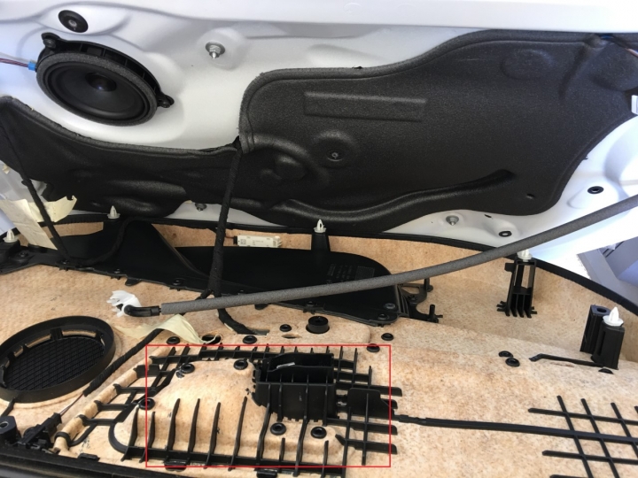 F30 320i 右前門內門把斷裂