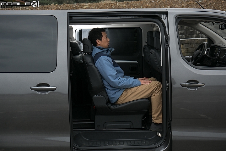 「商務 / 自用」我都行！Peugeot Traveller 試駕