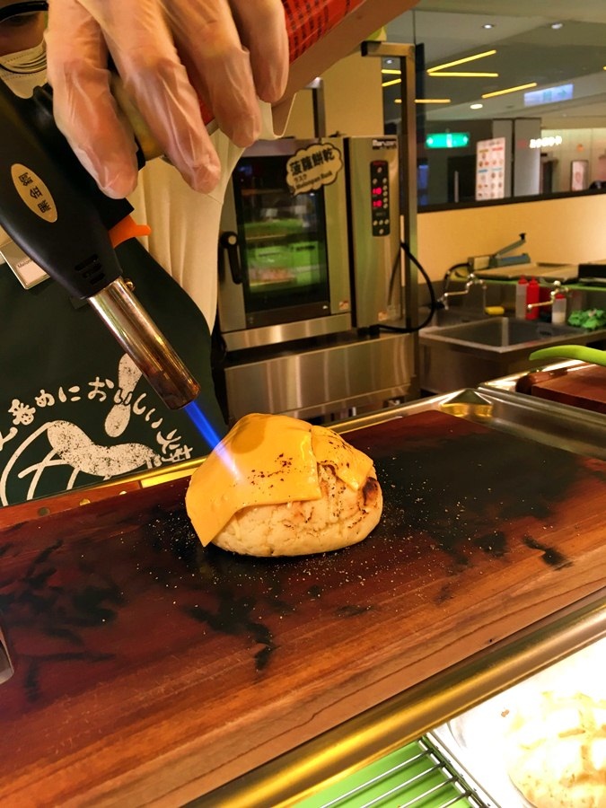 世界第二好吃的現烤冰淇淋波蘿麵包店-台中新光三越店~日本金澤名物~波蘿冰淇淋麵包冰與火嚐鮮食記
