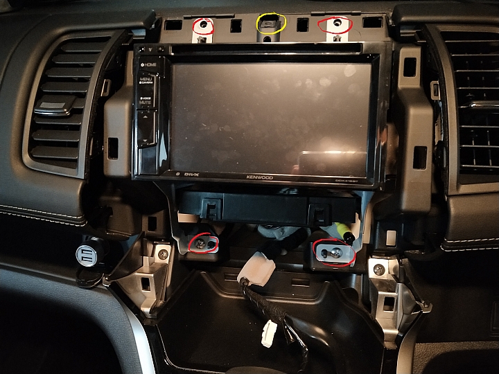 [分享] Nissan 2017年serena 加裝自動窗戶升降折疊後視鏡+前車影像+放大器+10.2吋螢幕影音主機 Diy