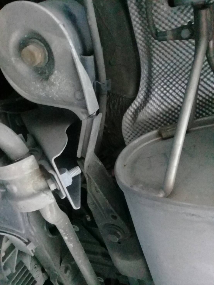 請問BMW X5 E70 這斷裂的是甚麼? 有人知道嗎?