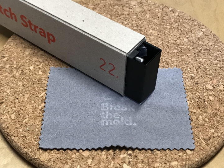 開箱! 四度空間水泥機械錶 x 22 Design 限量黯影款