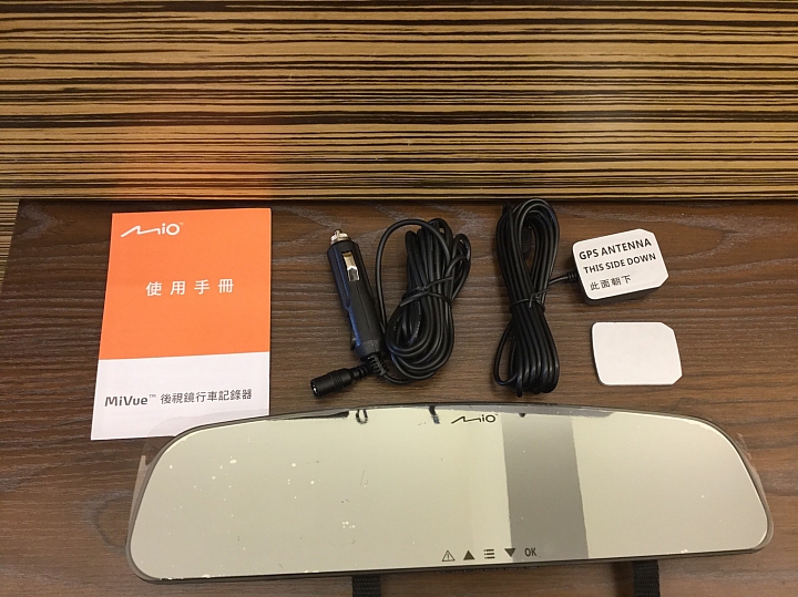 開箱 MiVue™ R62 GPS後視鏡行車記錄器