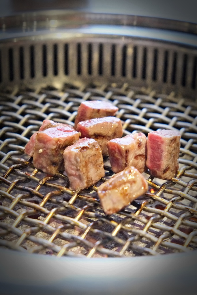 《山鯨燒肉》北台中最強燒肉，美味及份量不輸屋馬及風間， 全台唯一杏鮑菇牆。超多日式祭典活動及主題秀適合生日聚餐開party