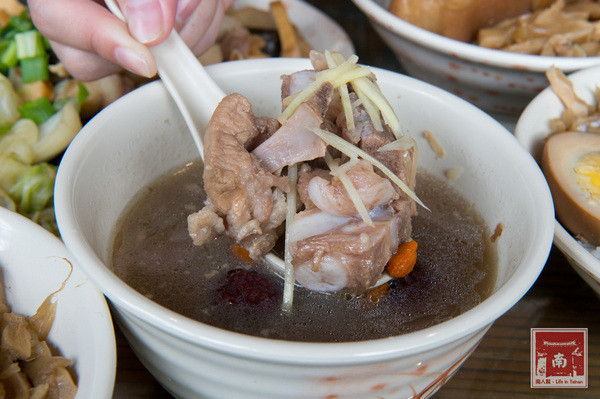 【台南美食】從後甲黃昏市場到店面｜古早味封肉｜滷豬腳｜蹄膀飯｜藥膳排骨湯~聚福香古早味
