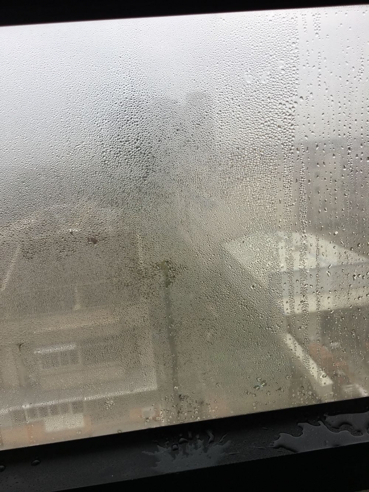【求解】窗戶玻璃內側形成大量水珠