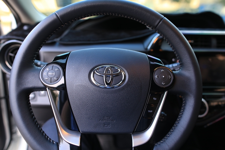 2018 年TOYOTA Prius C 微開箱及保養及油耗分享(10/21更新）
