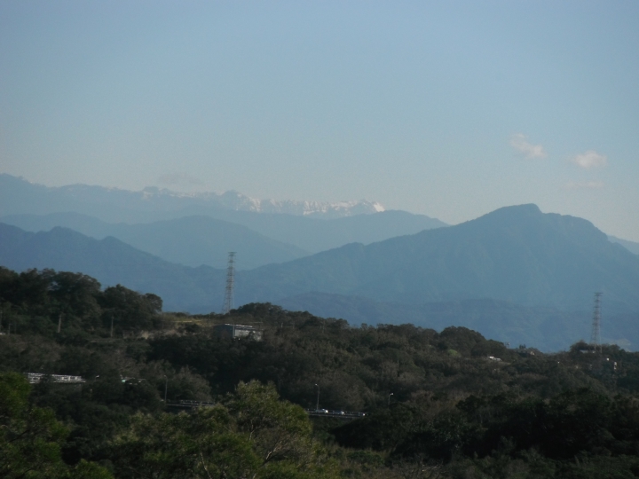 剛剛從新竹居家陽台拍到50公里遠的雪山山脈雪景!