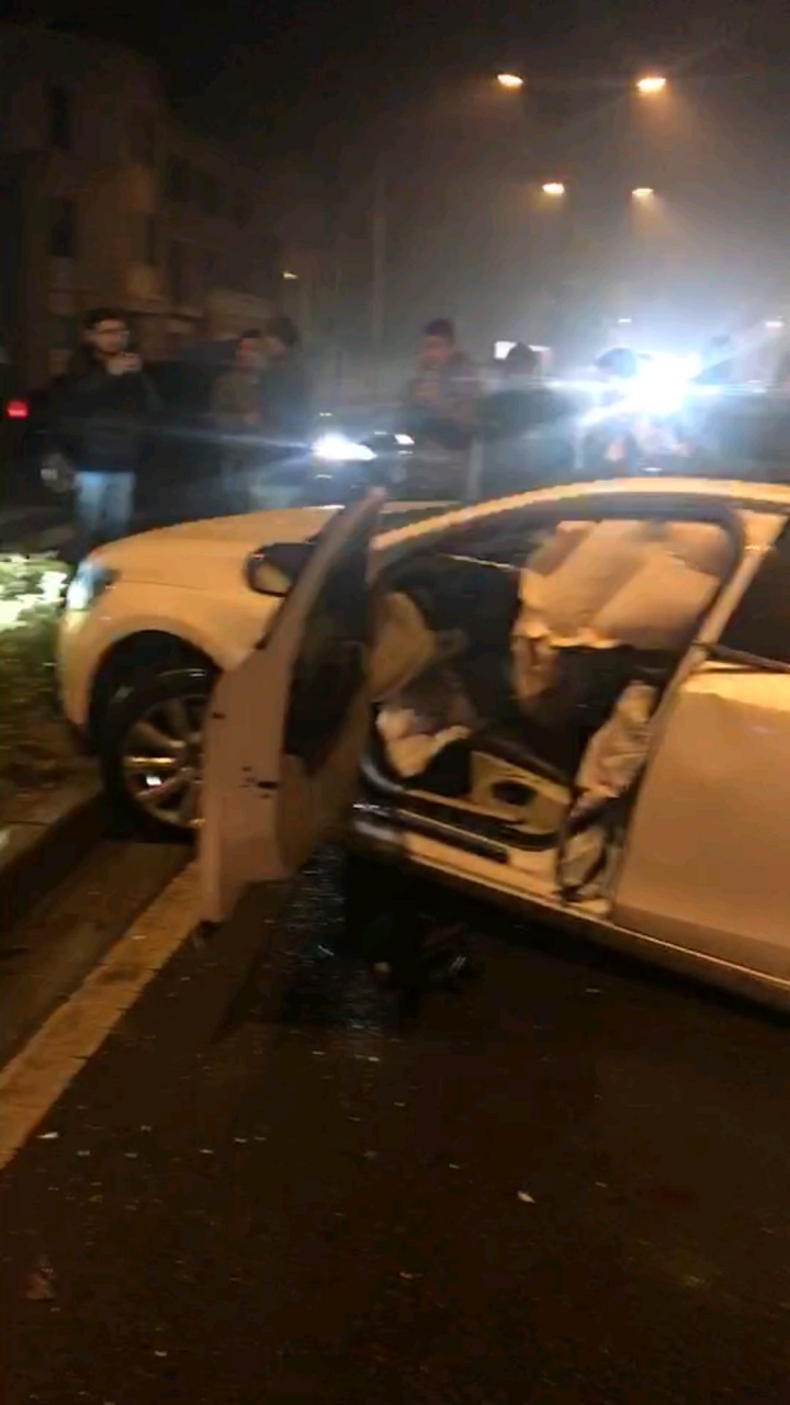 江苏常熟一辆V40被一辆S6撞成两截