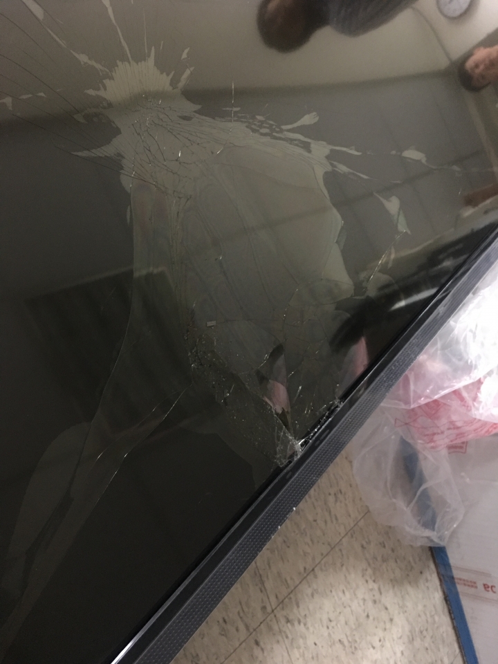 (2/6更新中慘痛的經驗...YAHOO購物~我不會再買了!!!)這輩子最囧的一次開箱~YAHOO購物來的BenQ 43CF500