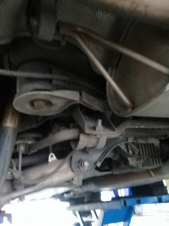 請問BMW X5 E70 這斷裂的是甚麼? 有人知道嗎?