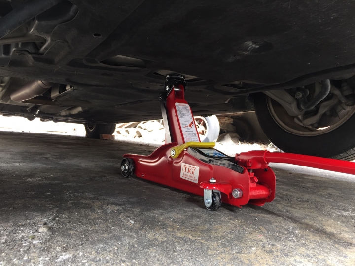 BMW F10 2013年 美規528i N20B20A引擎 DIY更換機油及機油濾芯