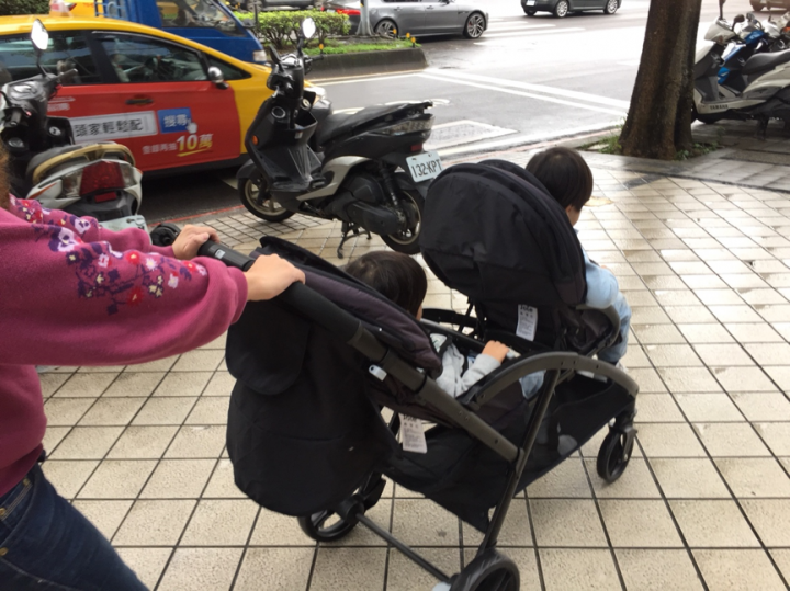 方便帶兩個小孩出遊的Joie- Evalite duo（開箱）