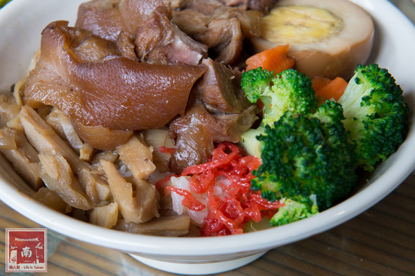 【台南美食】從後甲黃昏市場到店面｜古早味封肉｜滷豬腳｜蹄膀飯｜藥膳排骨湯~聚福香古早味