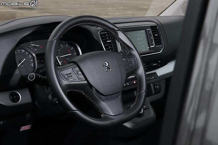 「商務 / 自用」我都行！Peugeot Traveller 試駕