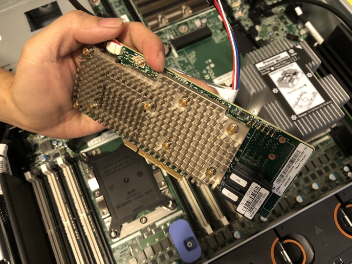 果然是一台能夠插好插滿的……伺服器，Lenovo ThinkSystem SR650