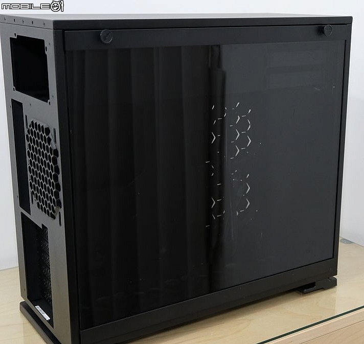 [開箱] 迎廣 In Win 102 極簡風美觀入門玻璃機殼