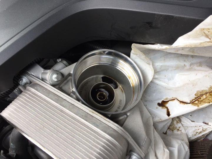 BMW F10 2013年 美規528i N20B20A引擎 DIY更換機油及機油濾芯