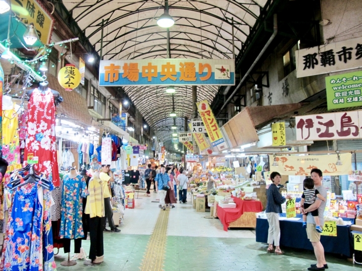 【Okinawa．走跳】沖繩國際通周邊巷弄散策-壺屋通.平和通與牧志市場飯糰