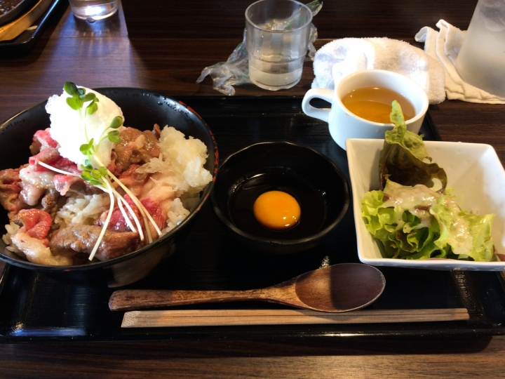 【美食。食記】東京 日比谷 速寫食本 輕熟女愛的和牛料理 肉バル Juntan 新橋店 紅酒燉牛肉 牛排 烤牛肉飯 黑毛和牛