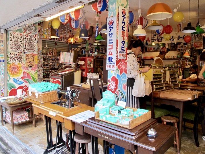 【Okinawa．走跳】沖繩國際通周邊巷弄散策-壺屋通.平和通與牧志市場飯糰