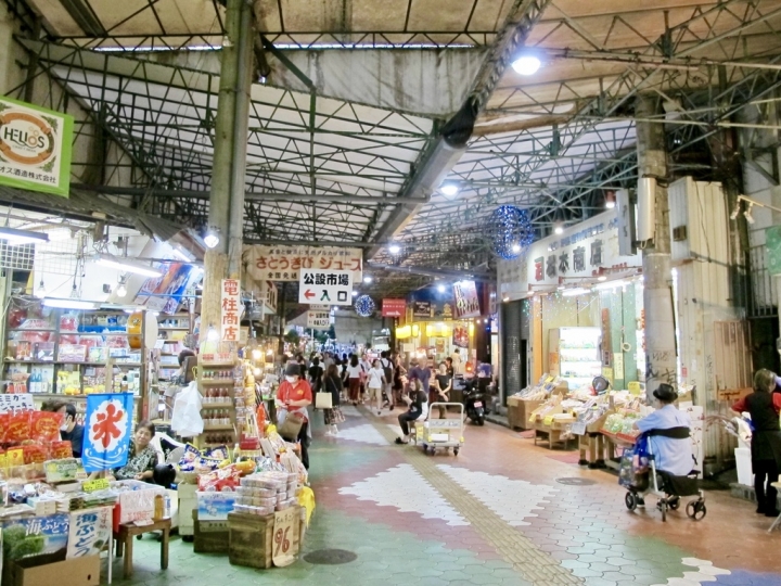 【Okinawa．走跳】沖繩國際通周邊巷弄散策-壺屋通.平和通與牧志市場飯糰