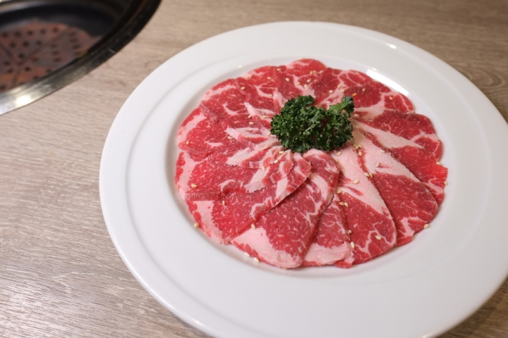 《山鯨燒肉》北台中最強燒肉，美味及份量不輸屋馬及風間， 全台唯一杏鮑菇牆。超多日式祭典活動及主題秀適合生日聚餐開party