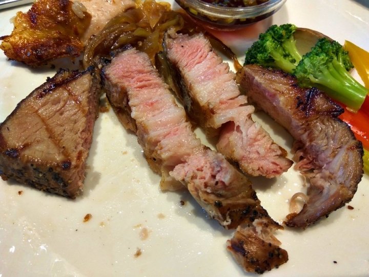 [全家系列]台中市朝富店日式沃克牛排VOLKS二訪食記~ 超推薦剛烤好的溫熱麵包~ 主菜也好吃!