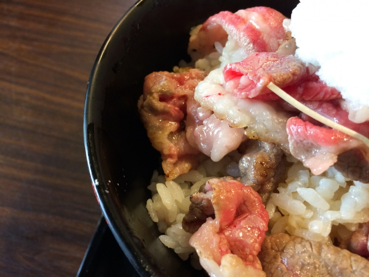 【美食。食記】東京 日比谷 速寫食本 輕熟女愛的和牛料理 肉バル Juntan 新橋店 紅酒燉牛肉 牛排 烤牛肉飯 黑毛和牛