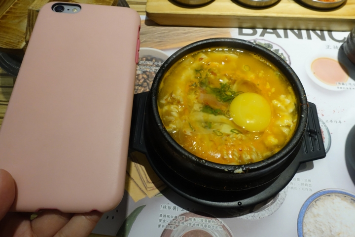 【食記】台中金典綠園道。BANNCHAN 飯饌韓式料理餐廳~小菜可無限續 不過豆腐鍋好迷你