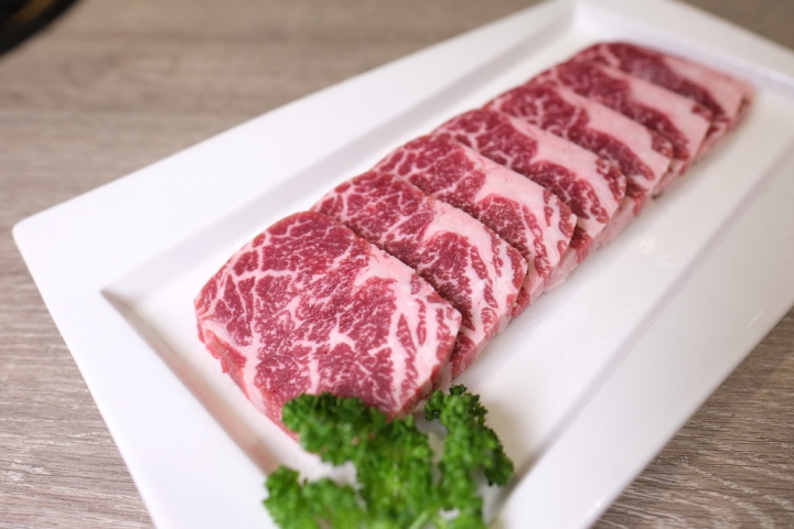 《山鯨燒肉》北台中最強燒肉，美味及份量不輸屋馬及風間， 全台唯一杏鮑菇牆。超多日式祭典活動及主題秀適合生日聚餐開party